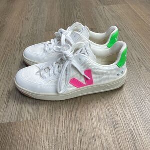 Veja Womens Size 4 White V-12 Low Top Laced Up